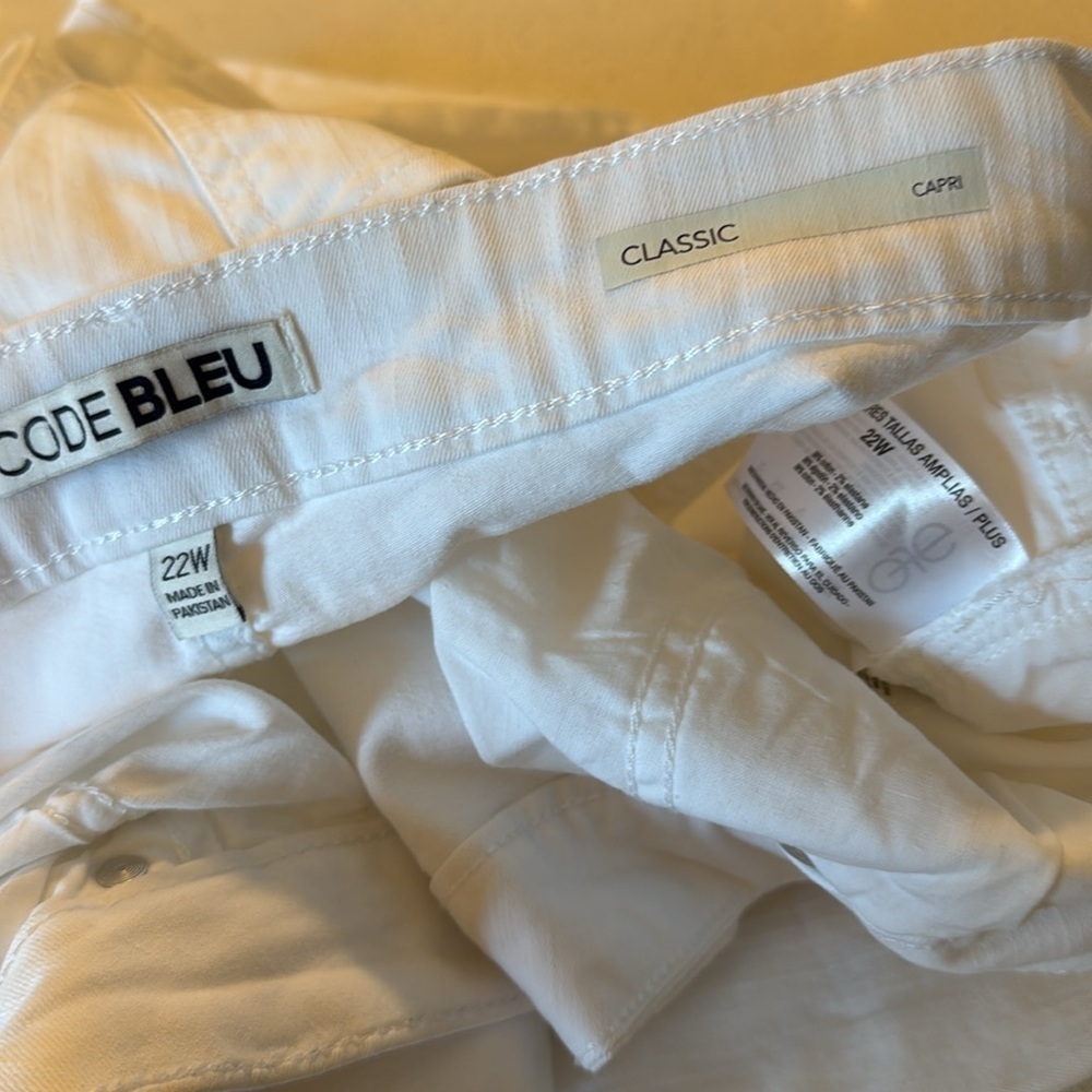 CODE BLEU Classic Straight Leg Cropped Capri Whit… - image 14